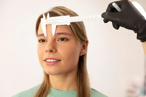 Tener cejas pobladas y bien definidas transforma por completo la expresión del rostro. Si has notado pérdida de vello o cejas irregulares, es normal preguntarte: “¿el implante de cejas qué...