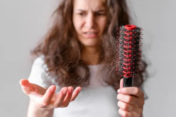 La caída del cabello en mujeres es una preocupación que afecta la autoestima y el bienestar. En este artículo de Capillare, te presentamos 3 tratamientos para la caída del cabello...